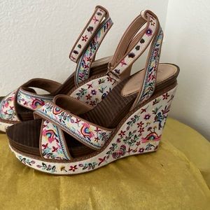 Gorgeous Gianni Bini Embroidered Wedges